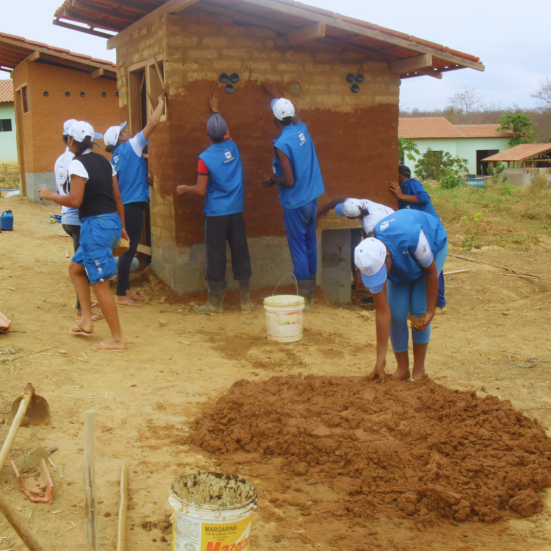 Comunidades Rurais e Escolas Agricólas casa de adobe e reboco de terra